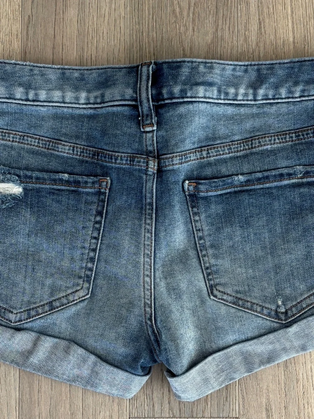 Express Shortie Relaxed Low Rise Shorts - Distressed Denim Size 00 - Picture 5 of 9